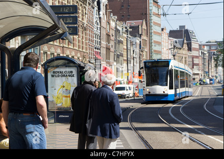 Les gens attendent le tram à Amsterdam. Banque D'Images