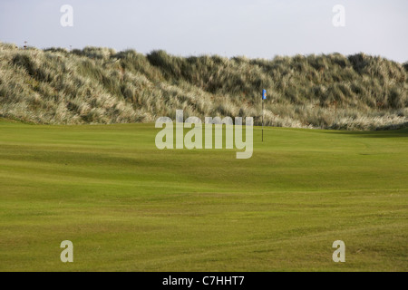 Trou et sur mât vert sur un Links golf course Banque D'Images