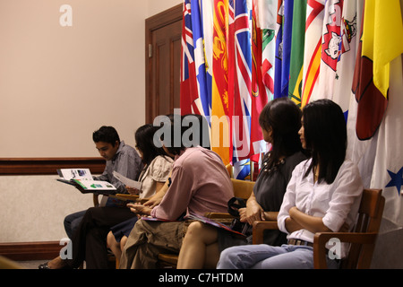 Les nouveaux citoyens canadiens assistent à une cérémonie de citoyenneté à Kitchener (Ontario) Banque D'Images