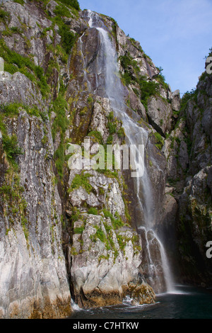 Cascades dans la cataracte Cove, Kenai Fjords National Park, près de Seward, en Alaska. Banque D'Images