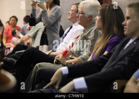 Les nouveaux citoyens canadiens assistent à une cérémonie de citoyenneté à Kitchener (Ontario) Banque D'Images