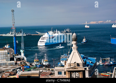 La Silversea Silver Cloud quitte le port de Valparaiso en fin d'après-midi, à remous poussant autour de Banque D'Images