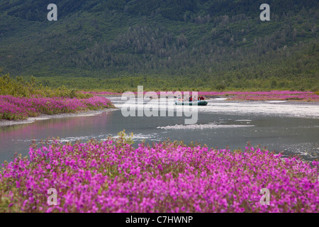 Rafting sur le lac à Spencer Glacier, Alaska, la Forêt Nationale de Chugach. Banque D'Images