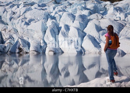 Un grimpeur sur la Matanuska Glacier, Alaska. Banque D'Images