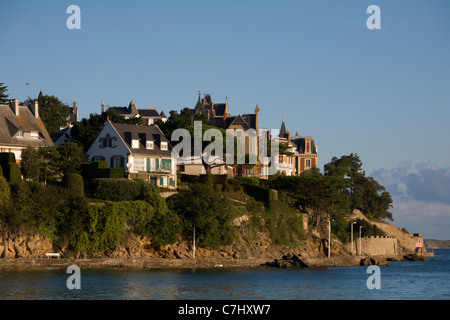 Villas en bord de mer à Dinard, Bretagne, France Banque D'Images