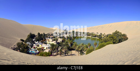 Magnifique panorama de couture Oasis Huacachina et entouré de dunes de sable près d'Ica Pérou Banque D'Images