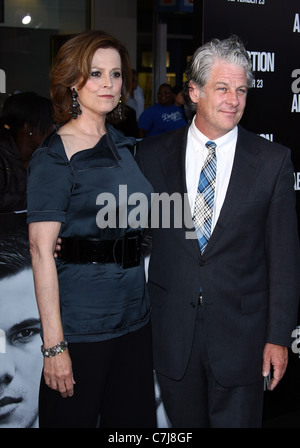SIGOURNEY WEAVER & Jim Simpson de l'enlèvement. Première mondiale HOLLYWOOD LOS ANGELES CALIFORNIA USA 15 Septembre 2011 Banque D'Images