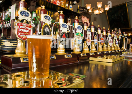 Vraies pompes de main de bière dans un pub bar Banque D'Images