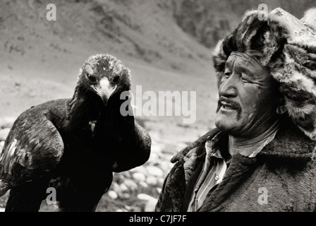 Visages au-delà des frontières, Ardibai, Kazakh eagle Hunter de l'Altaï Banque D'Images