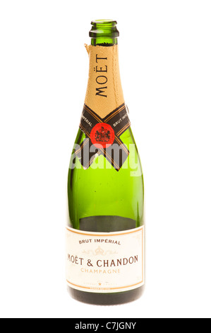 Une bouteille vide de Moët et Chandon brut Imperial champagne sur un fond rétroéclairé blanc Banque D'Images
