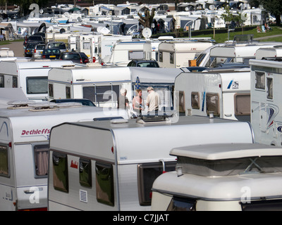 Occupé à Caravan Park à côté de Rhin au célèbre Loreley Rock près de Saint Goar en Allemagne Banque D'Images