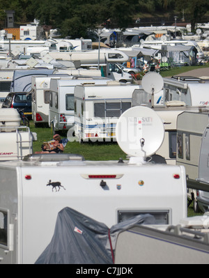 Occupé à Caravan Park à côté de Rhin au célèbre Loreley Rock près de Saint Goar en Allemagne Banque D'Images