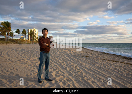 L'homme sur Ft. Lauderdale Beach, Floride, tôt le matin Banque D'Images