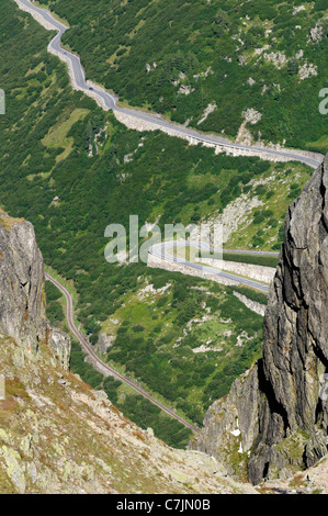 La Suisse, Furkapass nr. Gletsch. Au sud-ouest de l'ascension de la route de montagne de la Furka Furka et voie de chemin de fer à vapeur de Gletsch. Banque D'Images