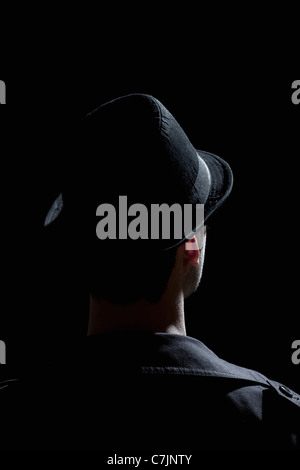 Homme portant chapeau noir et veston Banque D'Images
