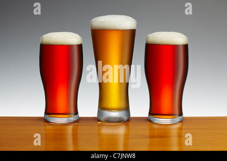 Deux pintes de bière et une pinte de bière blonde Banque D'Images