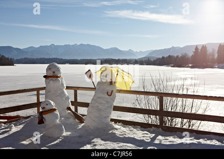 Famille de bonhommes de neige dans la cour avant Banque D'Images