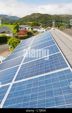 Panneaux photovoltaïques solaires sur un toit de maison à Ambleside, Cumbria, Royaume-Uni. Banque D'Images