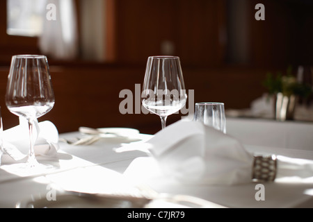 Verres à vin vide sur la table Banque D'Images
