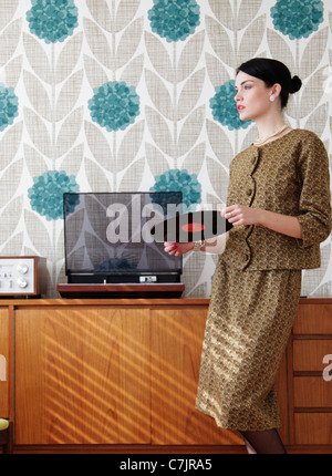 Femme en robe vintage avec vinyl record Banque D'Images