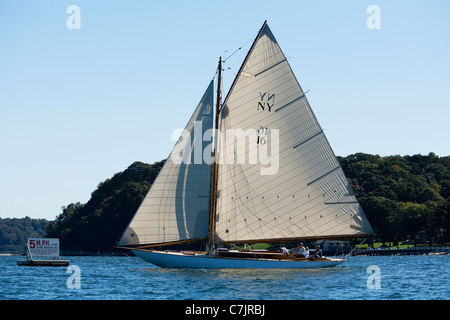 Bateau à la limite de vitesse à bord du yacht conçu William Fife Clio Banque D'Images