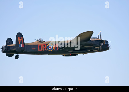 Le bombardier Lancaster, qui fait partie du vol commémoratif de la bataille d'Angleterre de la RAF (BBMF), a été présenté au Royal International Air Tattoo. Cet avion historique, avec ses quatre moteurs emblématiques et son design distinctif, est un symbole de la contribution de la RAF pendant la seconde Guerre mondiale et continue de faire partie intégrante du patrimoine aéronautique britannique. Banque D'Images