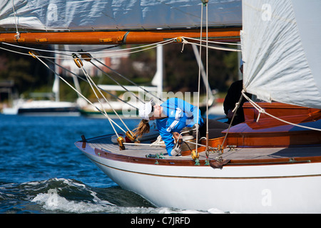 Le fraisage gib à bord du yacht conçu William Fife Clio Banque D'Images