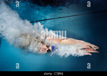 Plongée en piscine nageur Banque D'Images