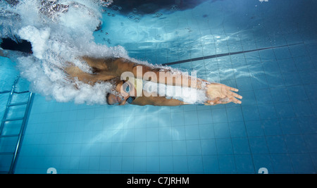 Plongée en piscine nageur Banque D'Images