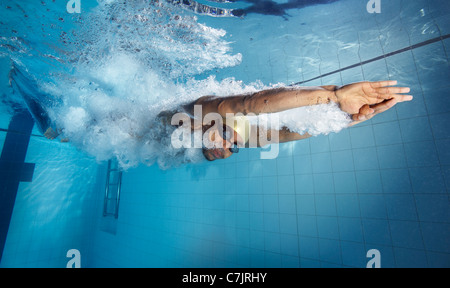 Plongée en piscine nageur Banque D'Images