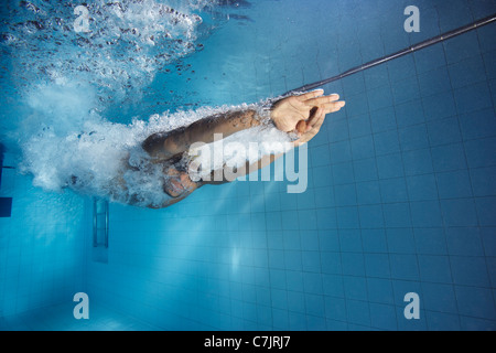 Plongée en piscine nageur Banque D'Images