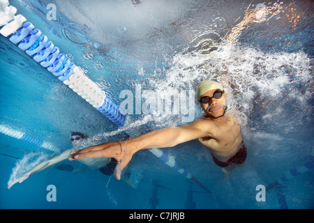 Swimmers racing in pool Banque D'Images