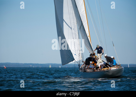 La voile à Oyster Bay à bord du yacht conçu William Fife Clio Banque D'Images