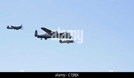 Le vol commémoratif de la bataille d'Angleterre de la RAF présente des avions emblématiques de la seconde Guerre mondiale, dont le Lancaster, le Spitfire et l'Hurricane, lors du Royal International Air Tattoo. Ces avions honorent l'héritage de la bataille d'Angleterre et de ses pilotes. Banque D'Images