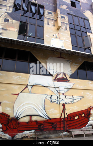 Fresque de galion portugais Melaka peintes sur le côté d'un hôtel le long de la rivière Melaka. Banque D'Images