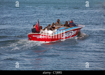 Touristes profitant d'une excursion en bateau sur Thunder speedboat tours à Padstow, Cornwall Royaume-Uni en mai Banque D'Images