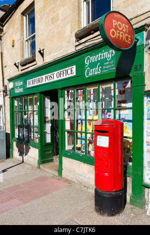 Bureau de poste du village sur la rue principale de la ville de Cotswold de Burford, Oxfordshire, England, UK Banque D'Images