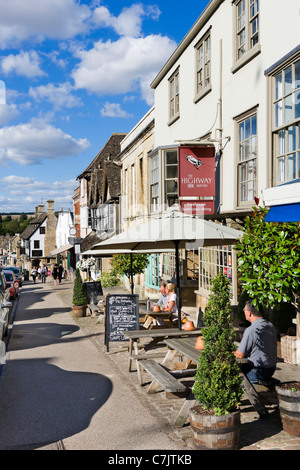 Pub sur la High Street, dans la ville de Cotswold de Burford, Oxfordshire, England, UK Banque D'Images