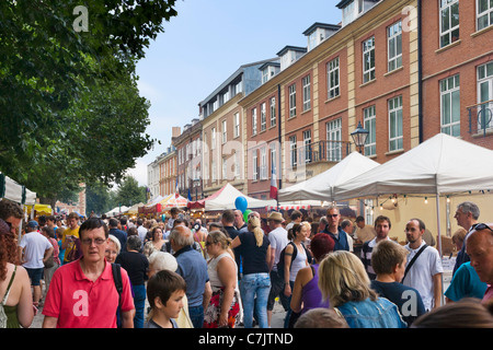 Les échoppes de la rue Queen Square au cours de l'Harbour Festival en juillet 2011, Bristol, Avon, Royaume-Uni Banque D'Images