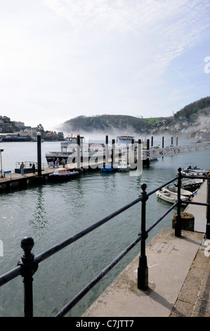 Ferry amarré sur l'estuaire de Dartmouth, Devon, Angleterre. Banque D'Images