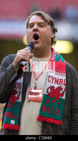 Bryn Terfel, CBE, le baryton-basse gallois le chanteur d'opéra en pleine voix avec un foulard autour du cou. Banque D'Images