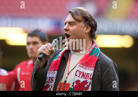 Bryn Terfel, CBE, le baryton-basse gallois le chanteur d'opéra en pleine voix avec un foulard autour du cou. Banque D'Images