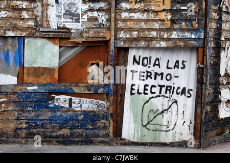 Graffiti protestant contre les projets de construction de nouvelles centrales thermiques au charbon dans les régions d'Atacama, Iquique , région I , Chili Banque D'Images