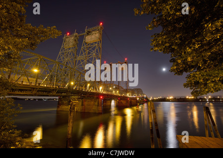 Le passage de la rivière Columbia J-5 Interstate Bridge at Night Banque D'Images