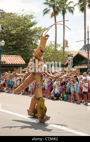 Le slim phasme marche de disney pixars a bugs life dans le compte à rebours à l'amusement parade walt disney World Hollywood studios Banque D'Images