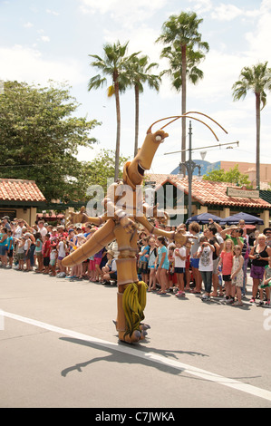 Le slim phasme marche de disney pixars a bugs life dans le compte à rebours à l'amusement parade walt disney World Hollywood studios Banque D'Images