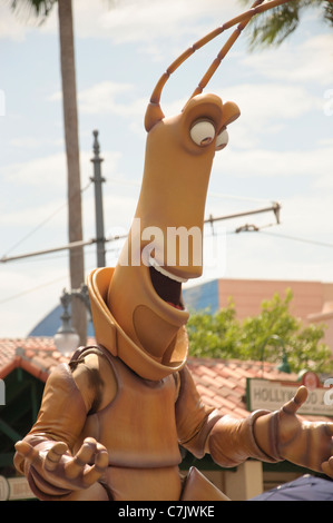 Le slim phasme marche de disney pixars a bugs life dans le compte à rebours à l'amusement parade walt disney World Hollywood studios Banque D'Images