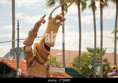 Le slim phasme marche de disney pixars a bugs life dans le compte à rebours à l'amusement parade walt disney World Hollywood studios Banque D'Images