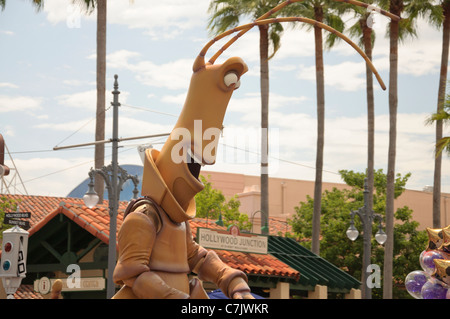 Le slim phasme marche de disney pixars a bugs life dans le compte à rebours à l'amusement parade walt disney World Hollywood studios Banque D'Images