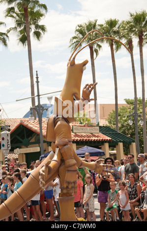 Le slim phasme marche de disney pixars a bugs life dans le compte à rebours à l'amusement parade walt disney World Hollywood studios Banque D'Images